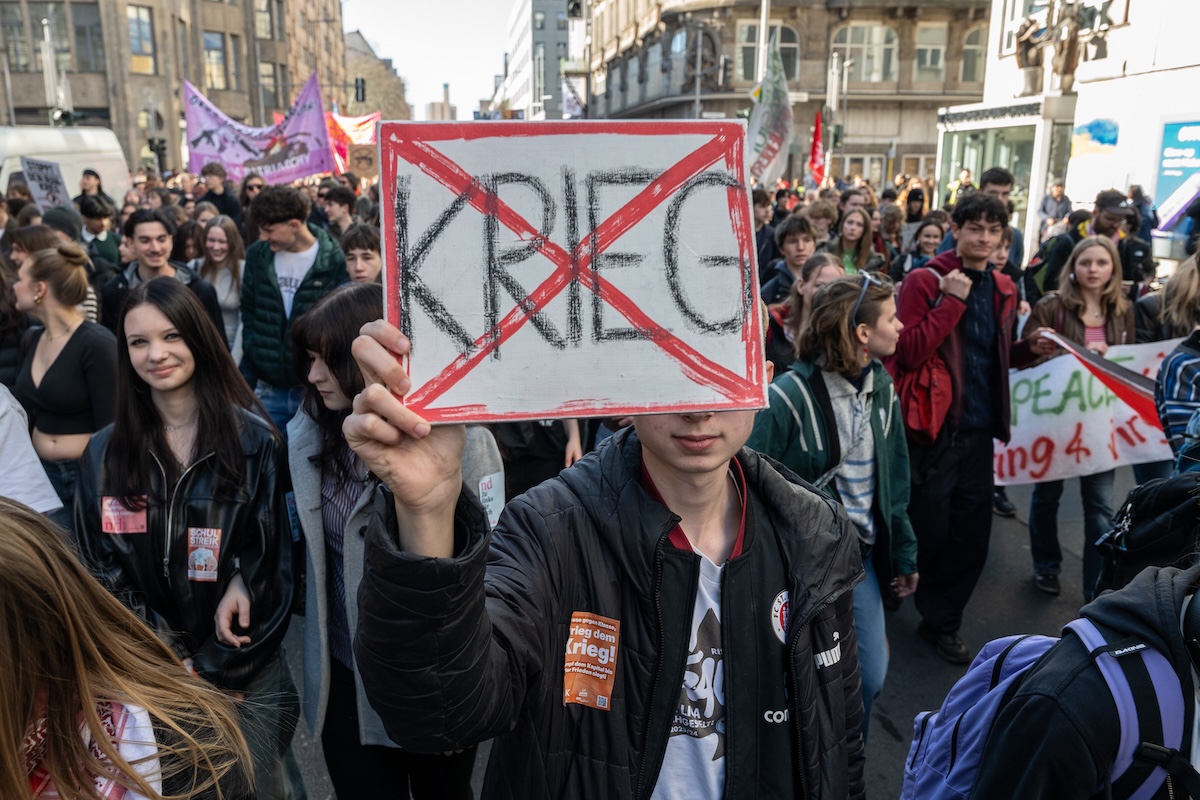 Ragazze e ragazzi durante una protesta contro l'obbligo della leva militare a Berlino, 5 marzo 2026 (Guy Smallman/Getty Images)