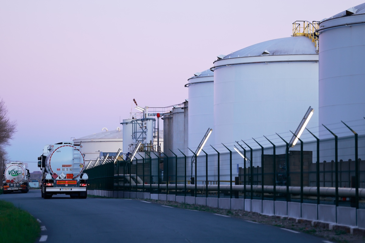 Depositi di carburante vicino al porto di Dunkerque, in Francia