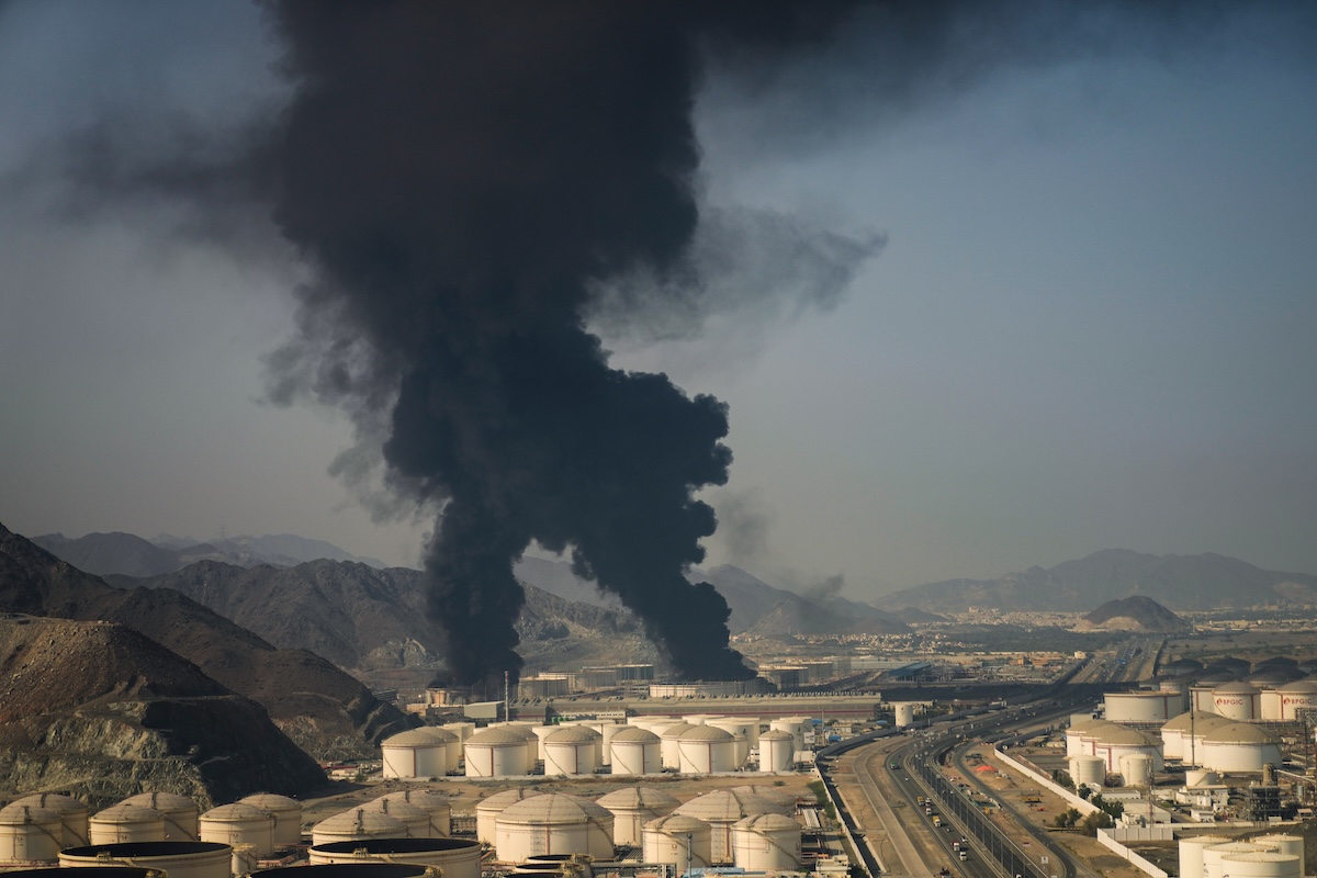 Il fumo causato da un attacco iraniano sul terminal petrolifero di Fujairah, negli Emirati Arabi Uniti, il 14 marzo