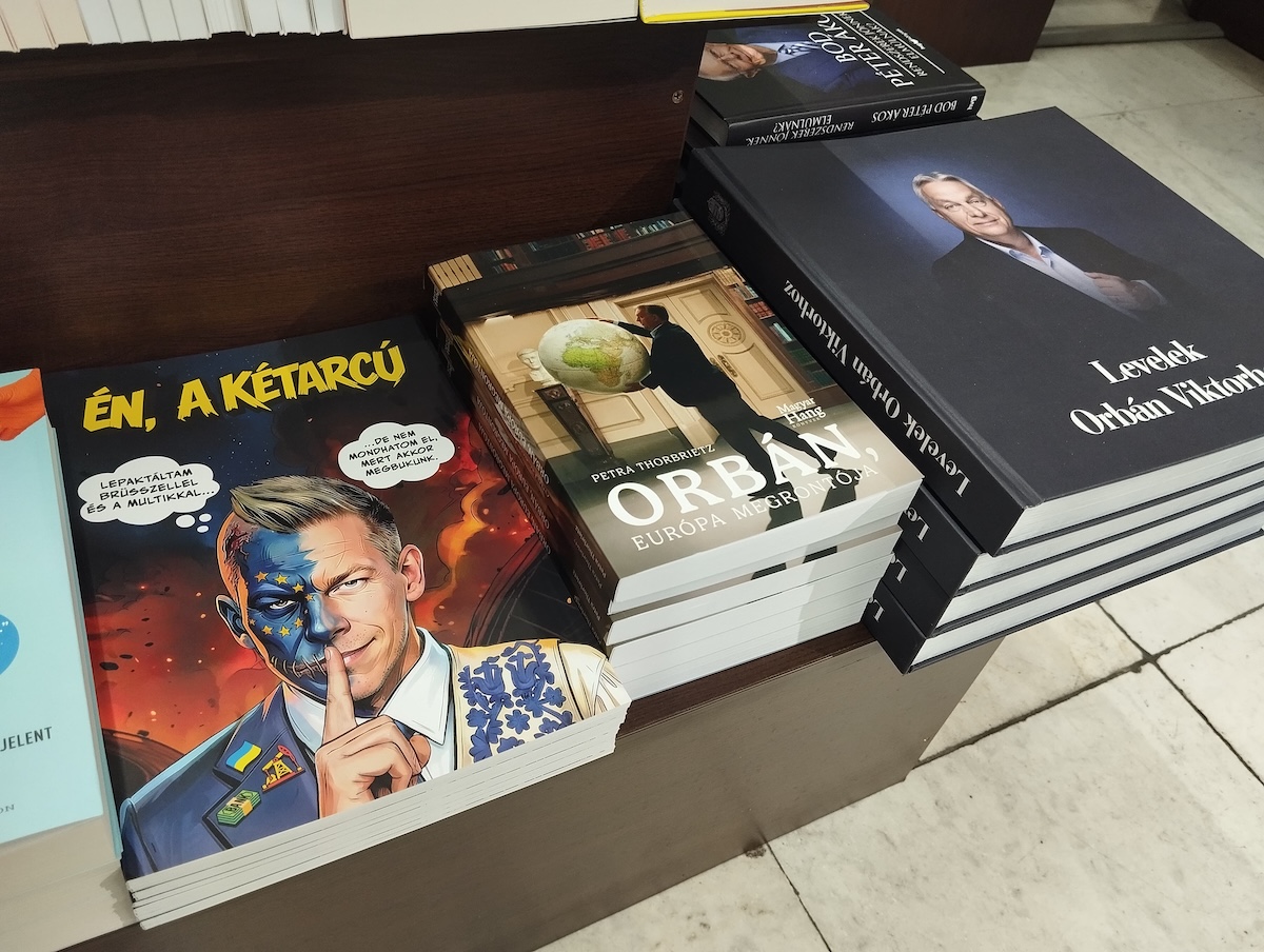 Alcune copie di “Io, Due Facce” in vendita in una libreria di Budapest l'8 aprile, insieme ad alcuni libri sul primo ministro Viktor Orbán (Il Post)