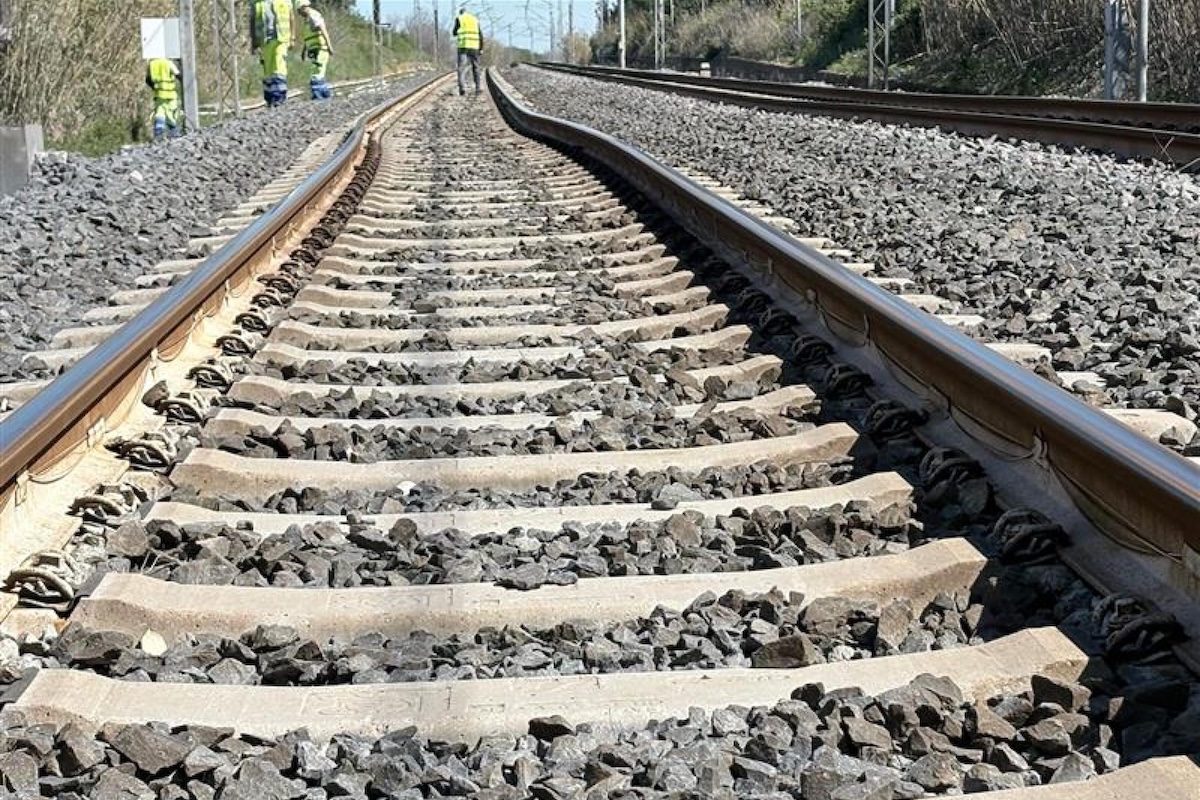 I binari della linea ferroviaria adriatica deformati a causa della frana, 7 Aprile 2026 (ANSA)