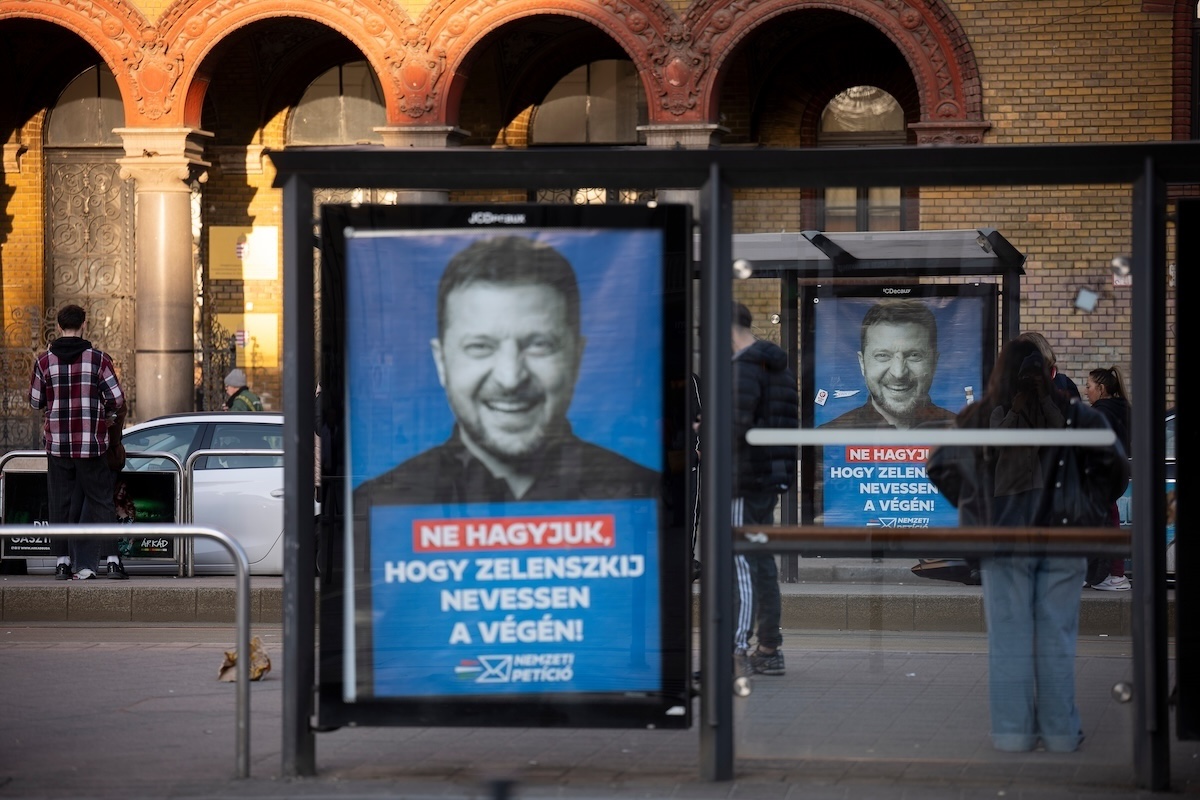 Manifesti elettorali del partito di Orbán con la faccia del presidente ucraino Zelensky, a Budapest il 14 marzo 