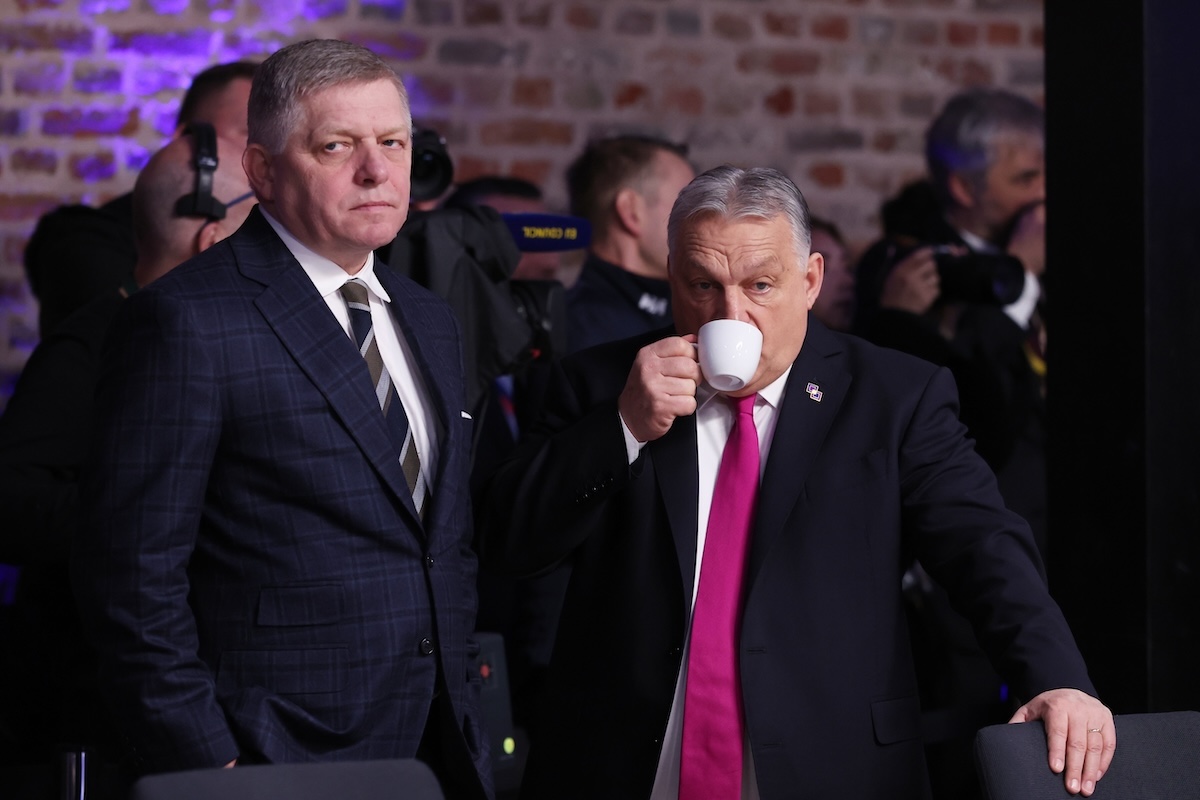 Orbán e il primo ministro slovacco, Robert Fico, il 12 febbraio a una riunione in Belgio 