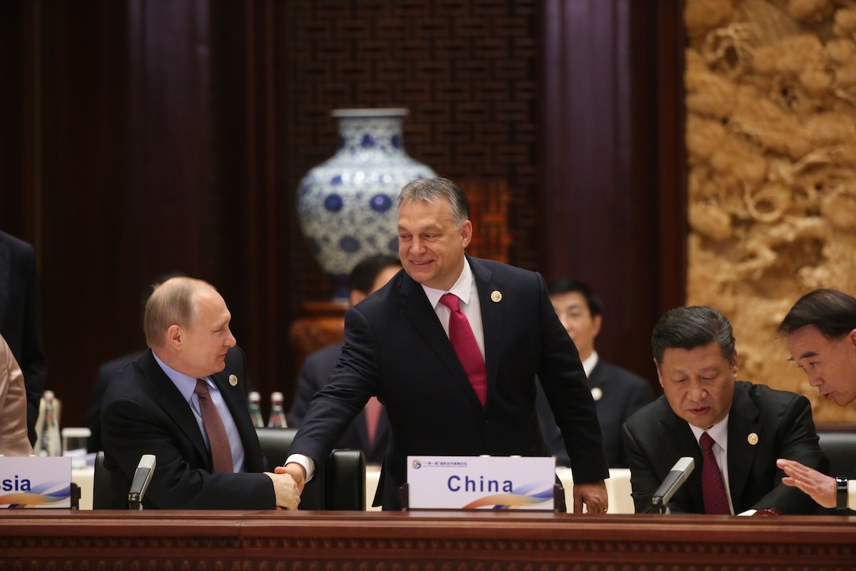 Orbán tra il presidente russo Putin e quello cinese Xi Jinping a un incontro a Pechino nel maggio del 2017