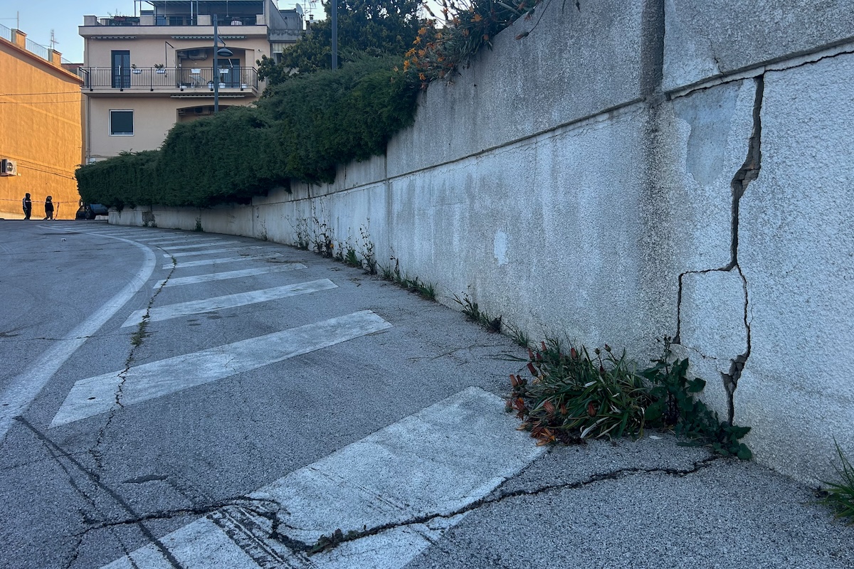 Una crepa in una strada di Petacciato (Angelo Mastrandrea/Il Post)