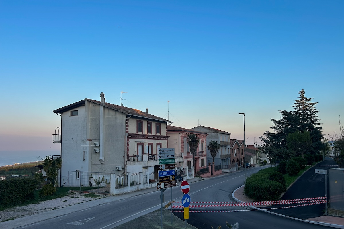 Le case sgomberate per la frana a Petacciato, 9 aprile 2026 (Angelo Mastrandrea/Il Post)