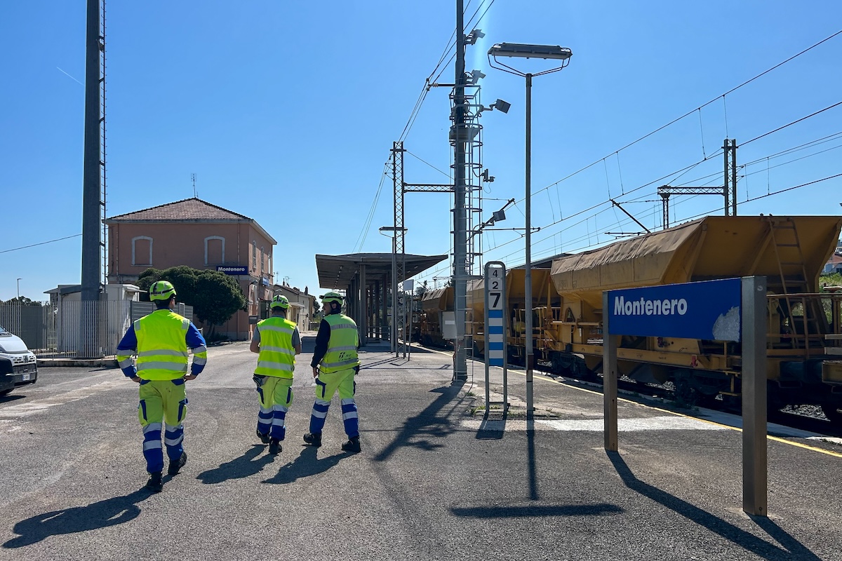 Operai al lavoro alla stazione di Montenero, 9 aprile 2026 (Angelo Mastrandrea/Il Post)
