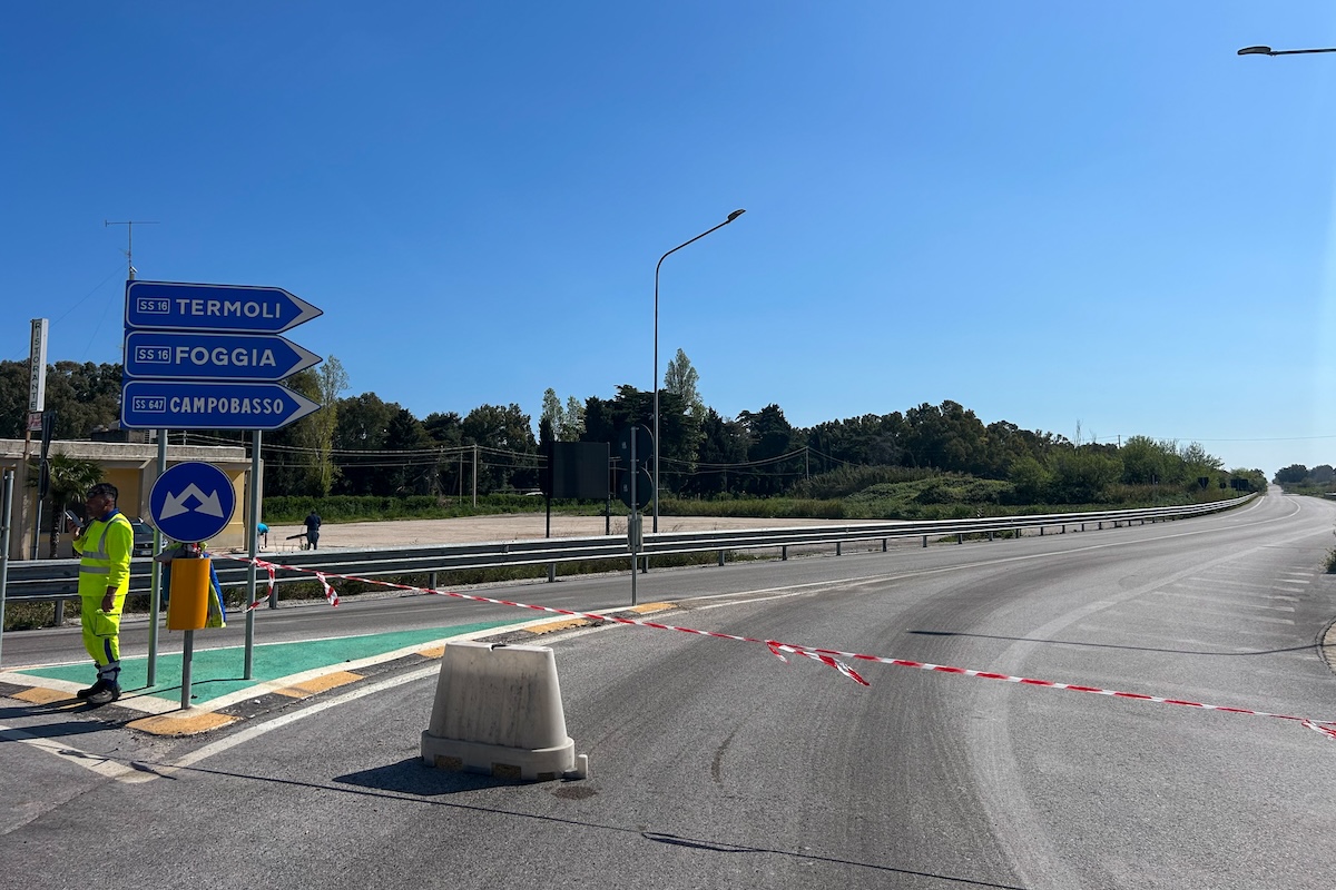 La statale 16 Adriatica chiusa, 9 aprile 2026 (Angelo Mastrandrea/Il Post)