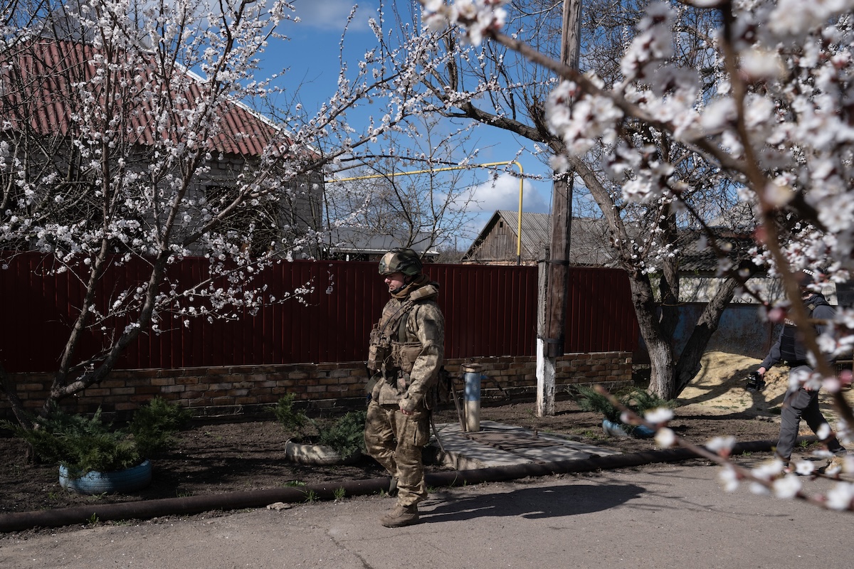 Un soldato ucraino nella regione del Donetsk, in Ucraina, il 7 aprile 2026 (Iryna Rybakova/Ukraine's 93rd Mechanized Brigade via AP)