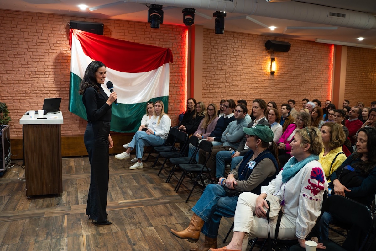 Anita Orban a un evento elettorale di Tisza a Parigi, lo scorso marzo (foto tratta dalla sua pagina Facebook)