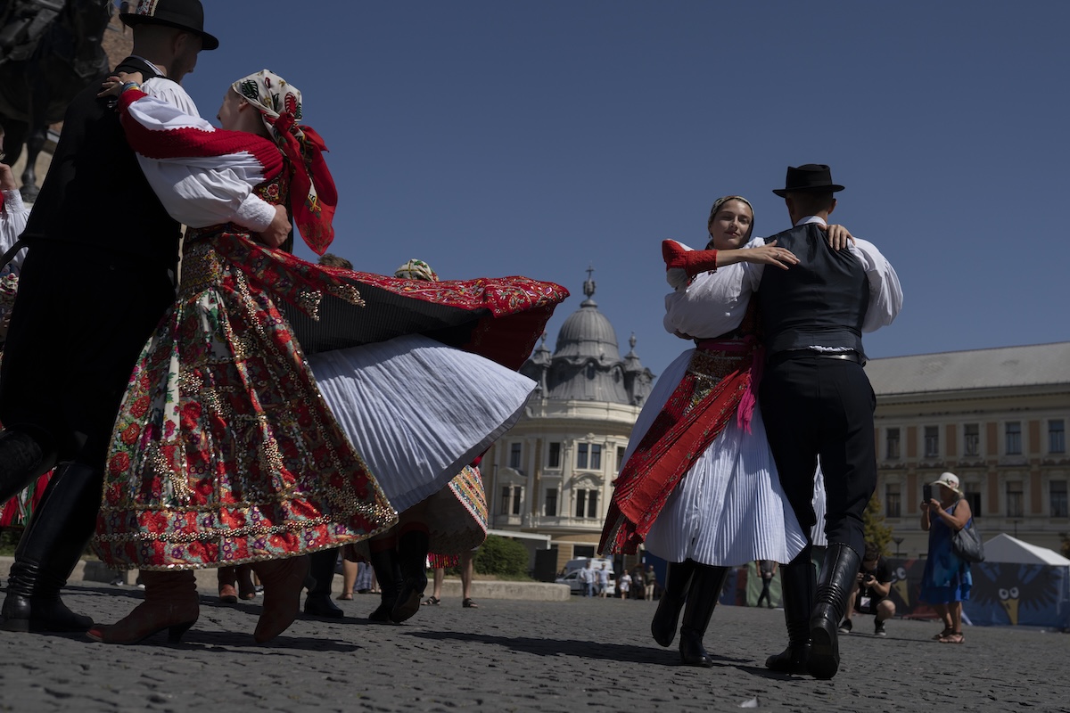 Ballerini a un festival tradizionale della cultura ungherese a Cluj, in Romania, nel 2022 (Getty Images/Andreea Campeanu)