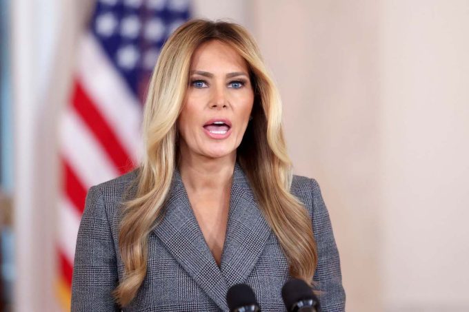 La strana conferenza stampa di Melania Trump su Epstein
