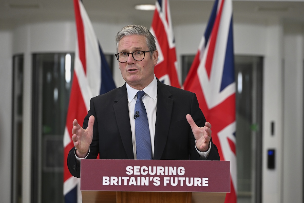 Il primo ministro Keir Starmer durante la conferenza stampa in cui era stata annunciata la firma dell'accordo con Mauritius, a maggio 2025