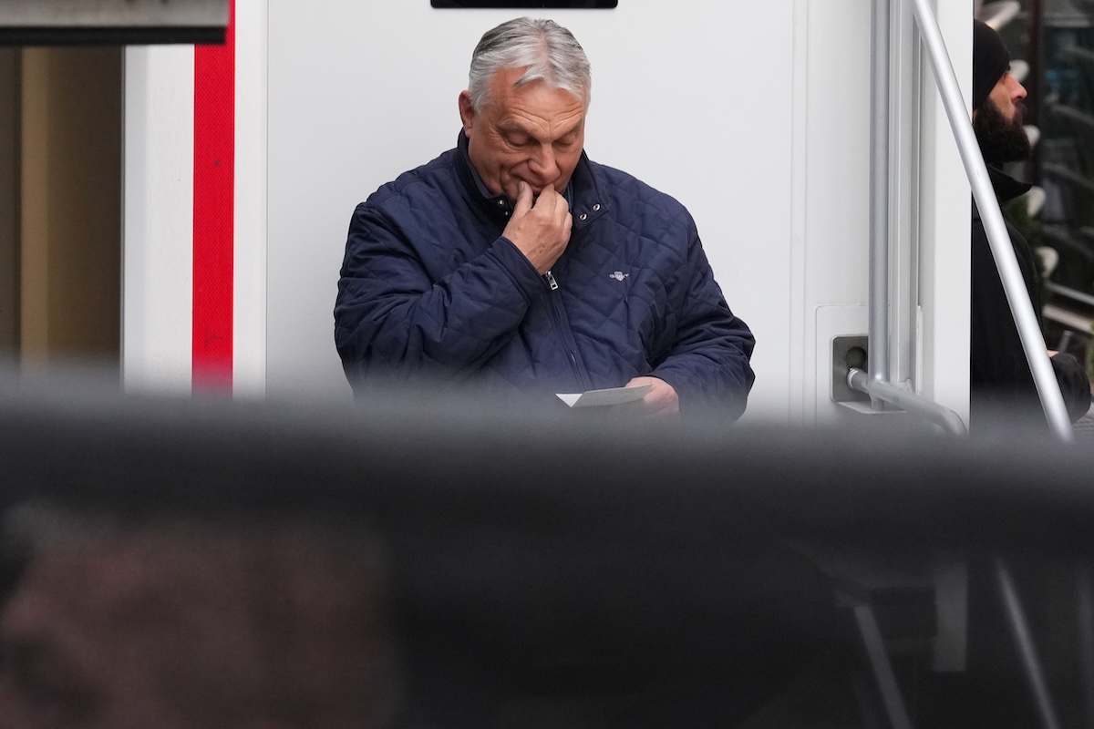 Il primo ministro Viktor Orban a un evento elettorale a Szekesfehervar, il 10 aprile 2026 (AP/Petr David Josek)