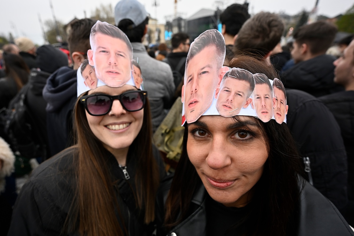 Due sostenitrici di Magyar durante un concerto contro il governo, a Budapest, il 10 aprile (AP/Denes Erdos)