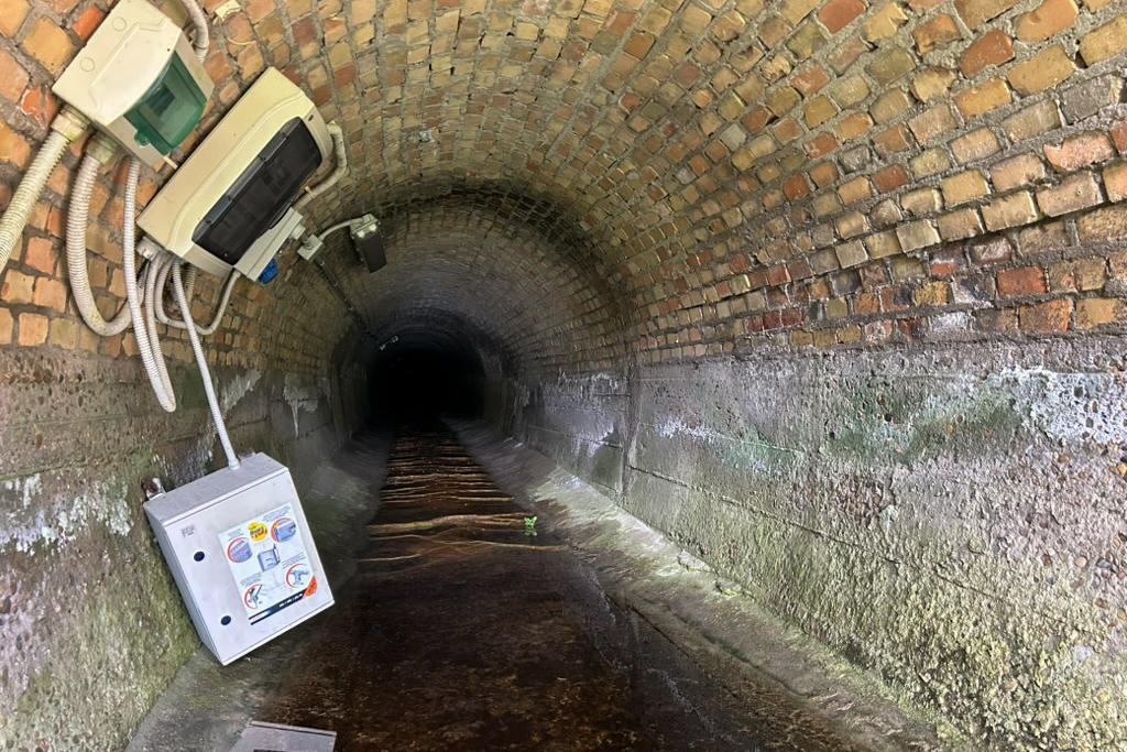 L'interno della galleria drenante costruita dopo la frana del 1956, 10 aprile 2026 (Angelo Mastrandrea/Il Post)