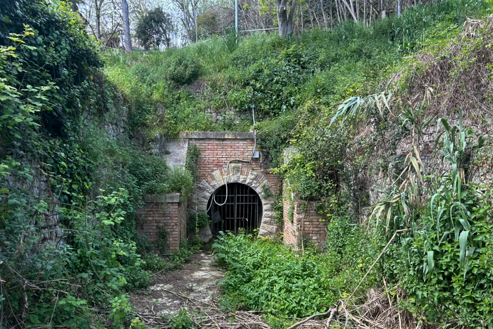 L'uscita della galleria drenante costruita dopo la frana del 1956, 10 aprile 2026 (Angelo Mastrandrea/Il Post)