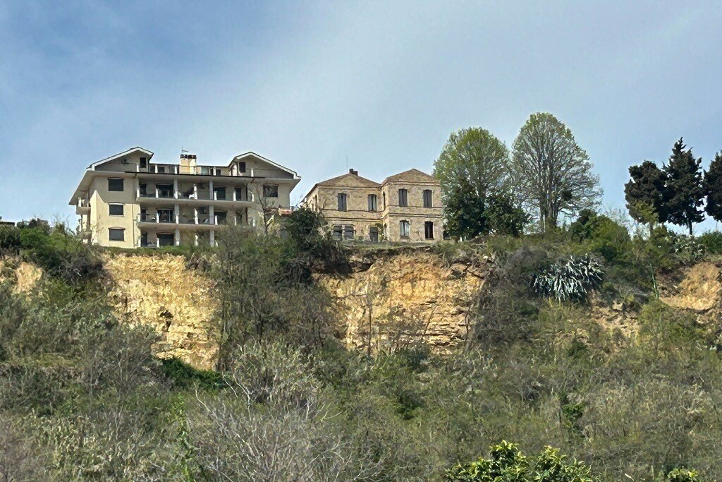 Il costone franato a Vasto, 10 aprile 2026 (Angelo Mastrandrea/Il Post)