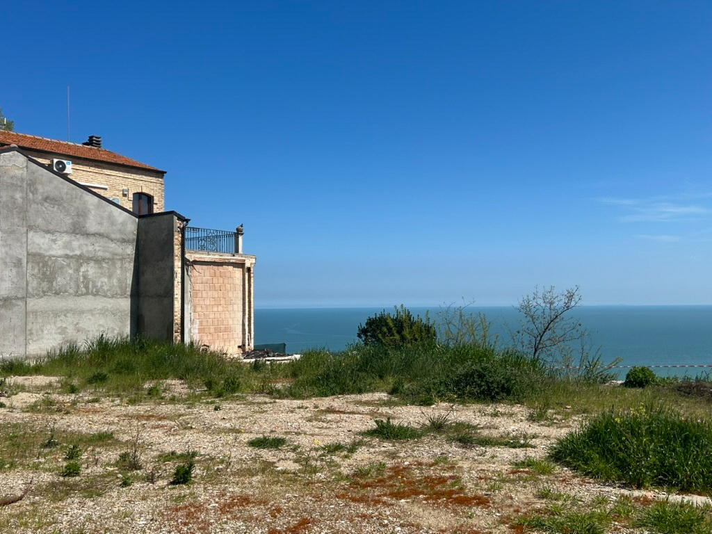 Il bordo della frana a Vasto, 10 aprile 2026 (Angelo Mastrandrea/Il Post)