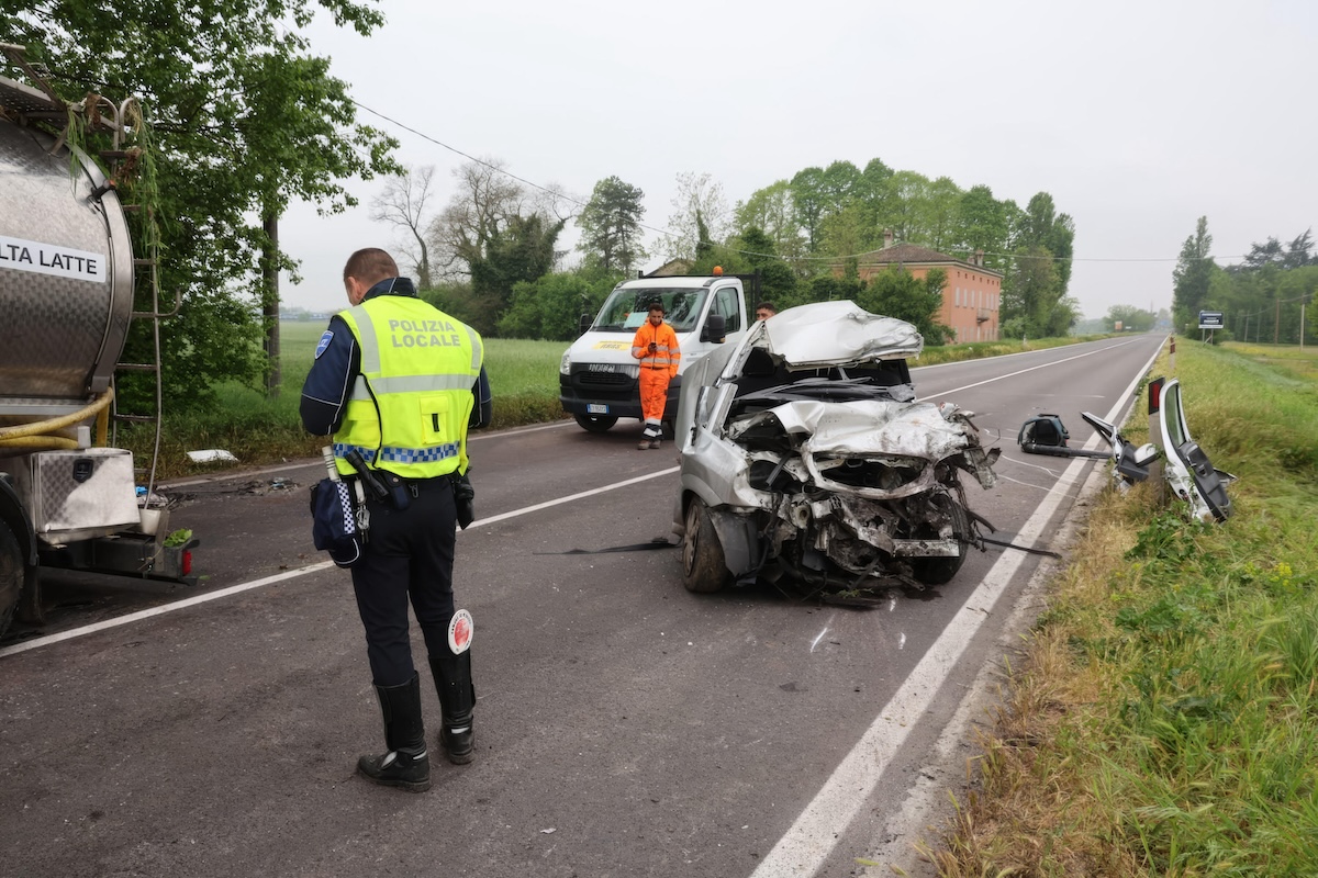 L'auto coinvolta nell'incidente con l'autocarro, a Modena, il 12 aprile 2026 (ANSA /ELISABETTA BARACCHI)