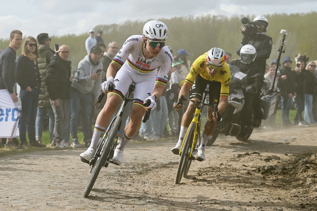 I ciclisti Tadej Pogacar e Wout Van Aert mentre corrono alla Parigi-Roubaix, il 12 aprile 2026 (Dario Belingheri/Getty Images)