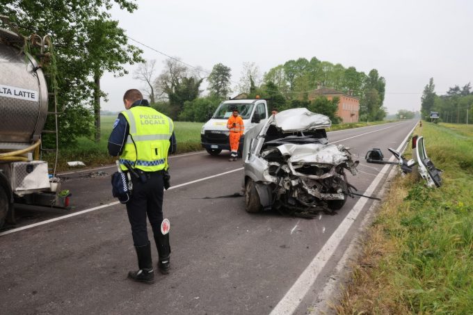 A Modena tre persone sono morte in un incidente tra una macchina e un autocarro, e due sono gravemente ferite