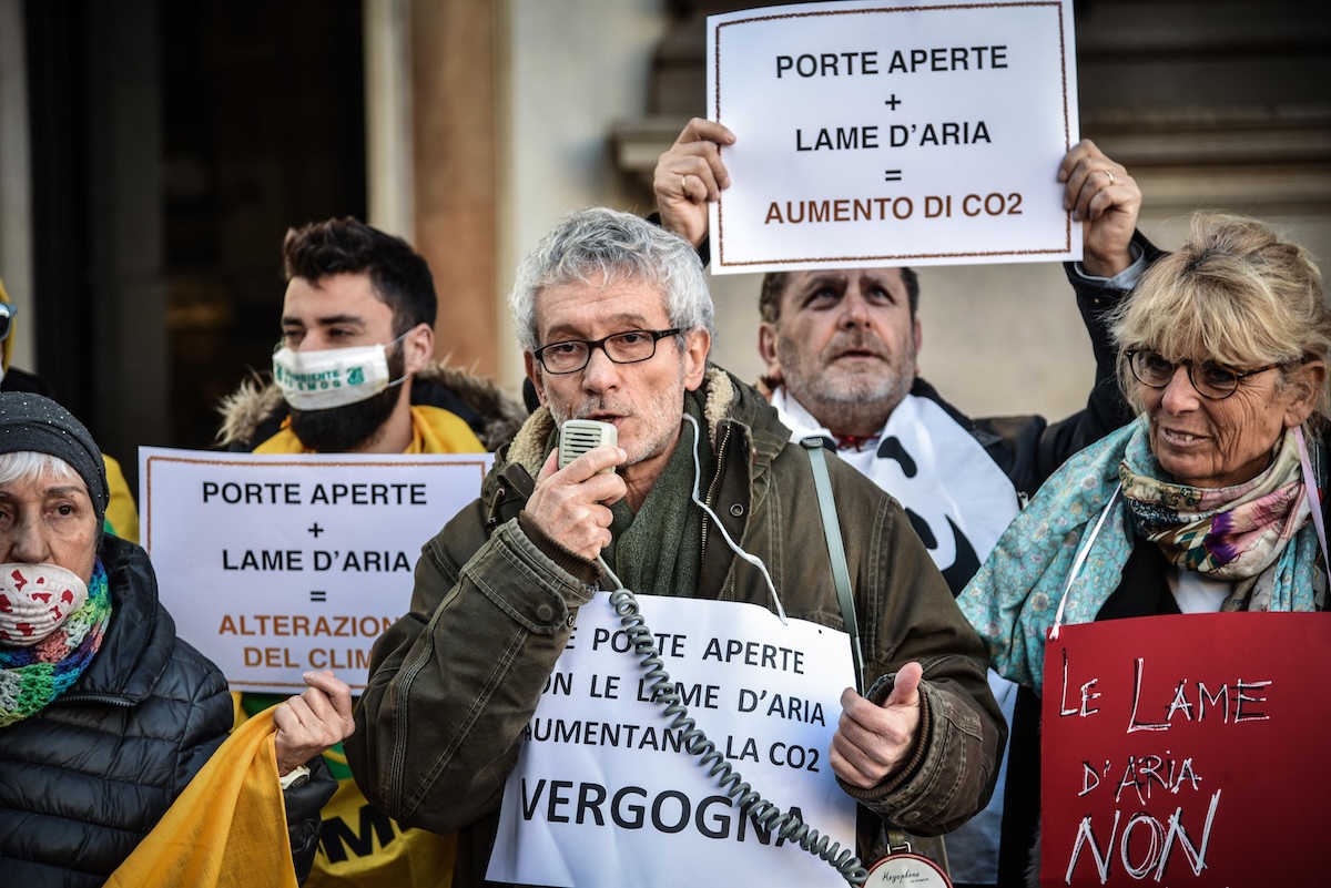 Il consigliere comunale di Milano Carlo Monguzzi durante una manifestazione ambientalista (Foto Ansa/Matteo Corner)
