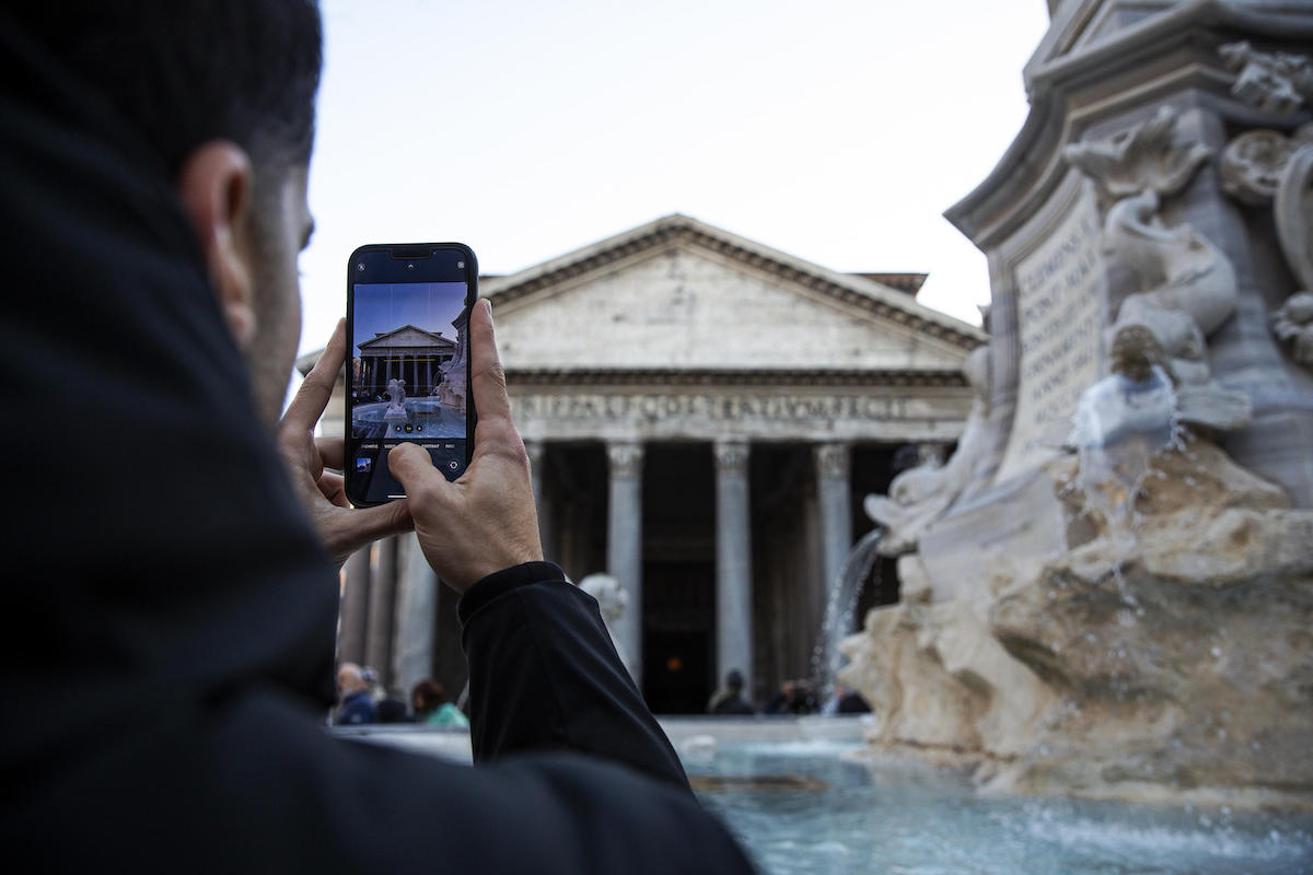 La fontana di piazza della Rotonda al Pantheon, Roma, 20 dicembre 2024 (ANSA/ANGELO CARCONI)