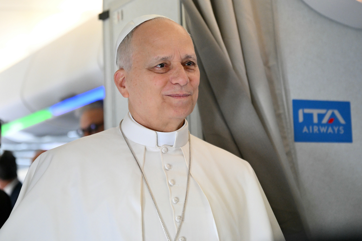 Papa Leone XIV sull'aereo verso l'Algeria, 13 aprile 2026 (Alberto Pizzoli/Pool Photo via AP)