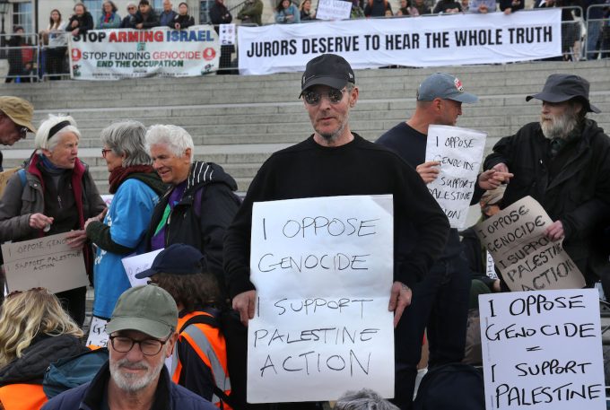 Il video dell’arresto del cantante dei Massive Attack Robert Del Naja a una manifestazione di Palestine Action