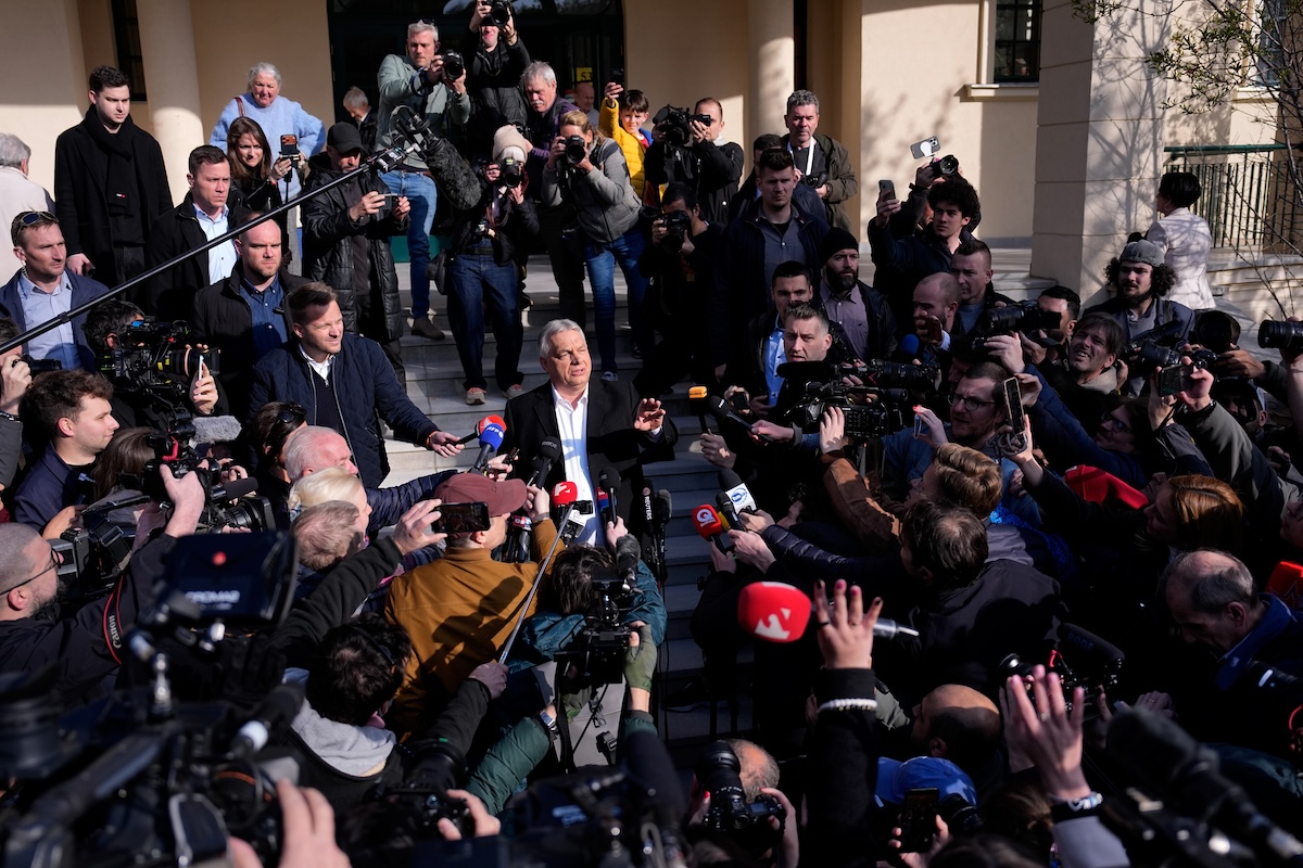 Viktor Orbán parla con i giornalisti dopo avere votato in un seggio di Budapest, il 12 aprile 