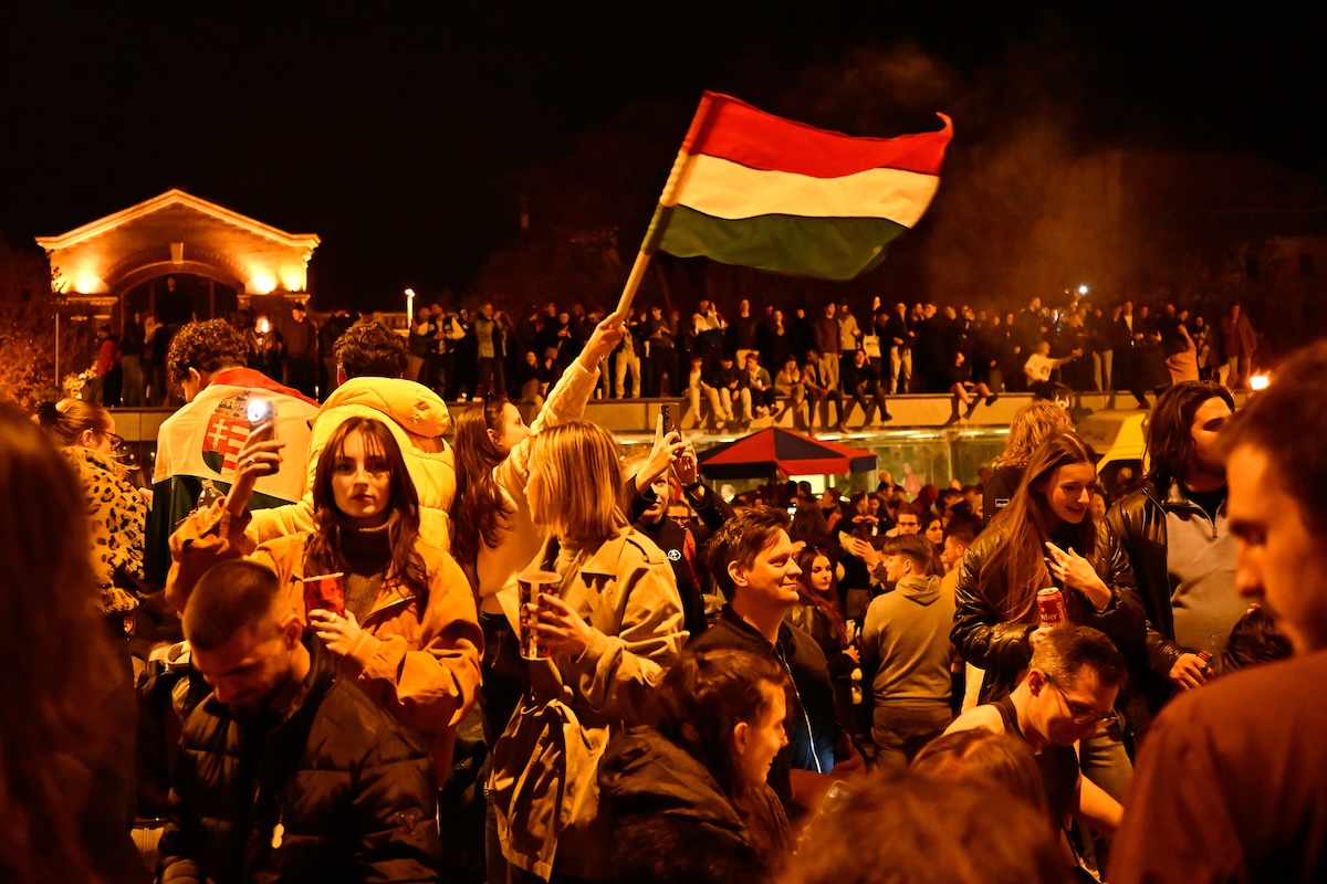 La vittoria dell'opposizione viene festeggiata per strada a Budapest, il 13 aprile