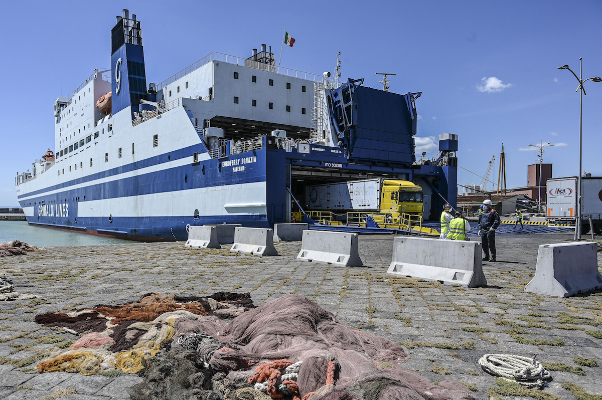 In Sicilia la protesta degli autotrasportatori si è estesa al mare