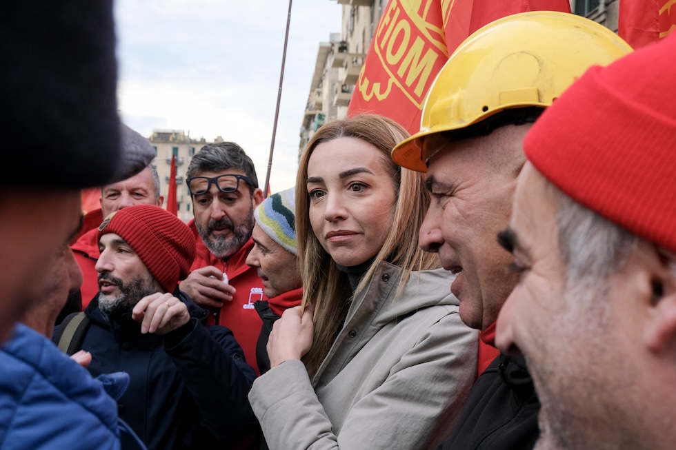 Silvia Salis con gli operai dell'ex Ilva di Cornigliano