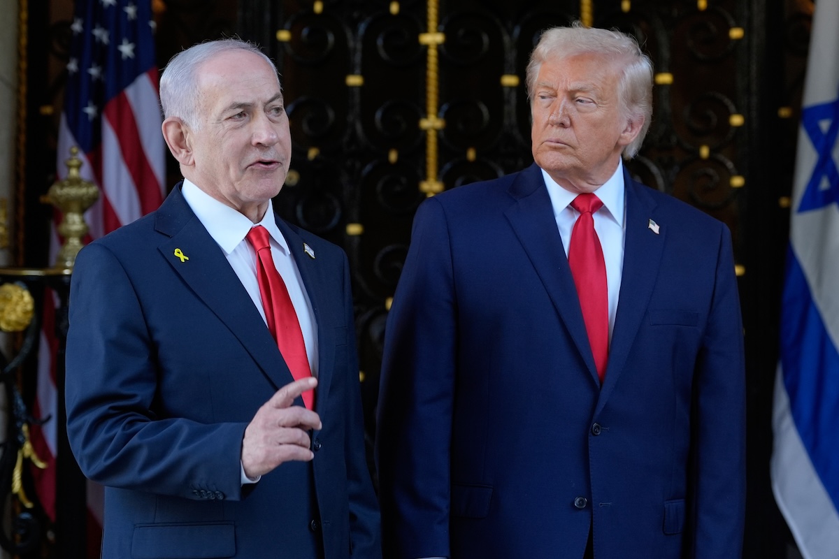 Benjamin Netanyahu (a destra) insieme a Donald Trump, il 29 dicembre 2025, a Palm Beach, Florida (AP Photo/Alex Brandon)