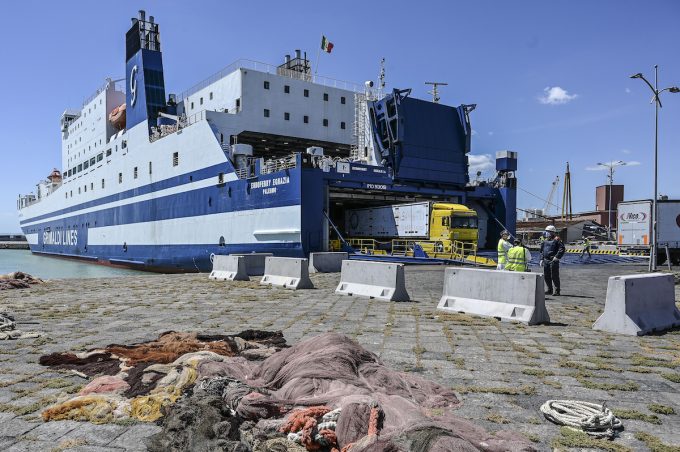 In Sicilia la protesta degli autotrasportatori si è estesa al mare