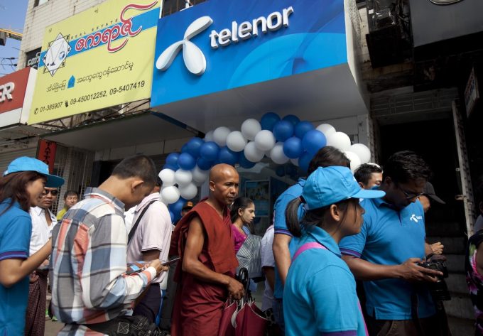 Telenor, importante azienda di telecomunicazioni norvegese, è accusata di aver aiutato il regime del Myanmar ad arrestare attivisti antigovernativi