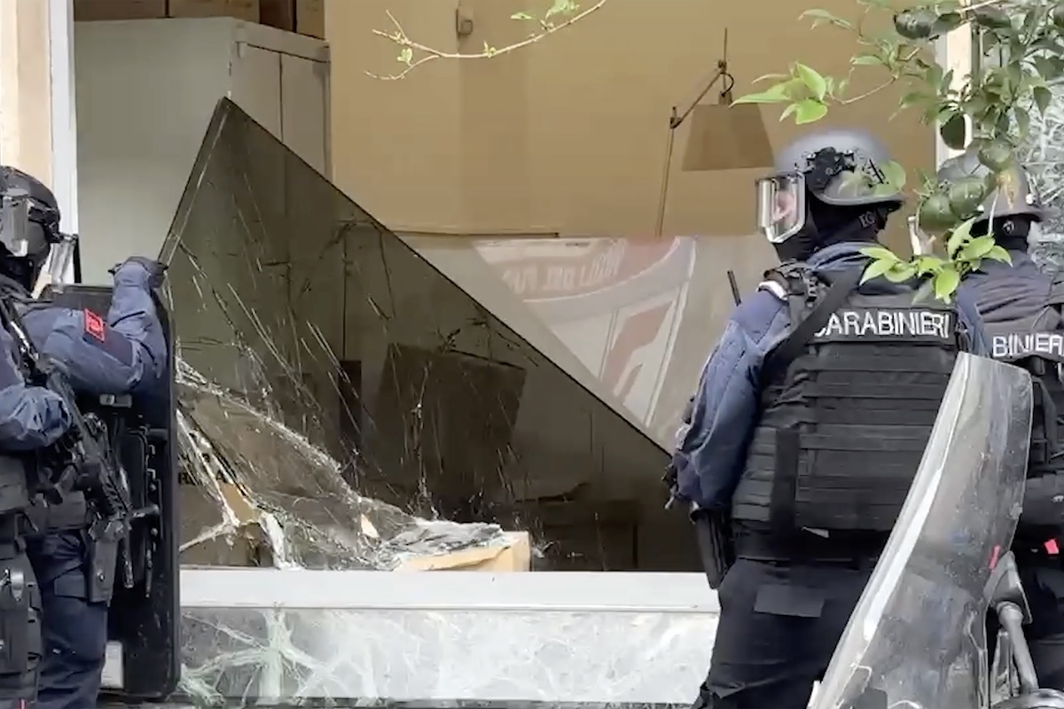 La rapina da film in una banca di Napoli