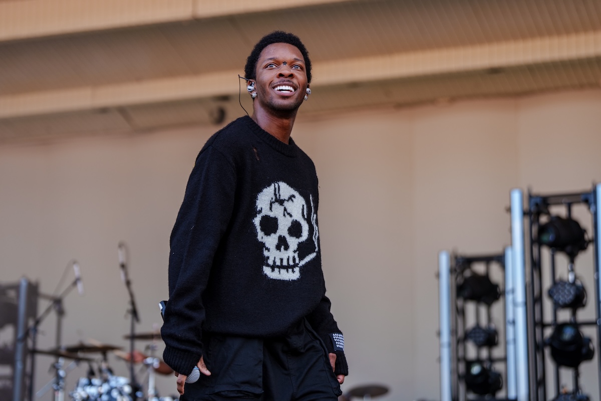 Il cantante statunitense D4vd è stato arrestato con l’accusa di aver ucciso una 14enne, trovata lo scorso anno nella sua auto