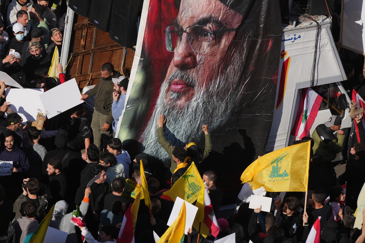 Una manifestazione di sostenitori di Hezbollah, l'11 aprile a Beirut