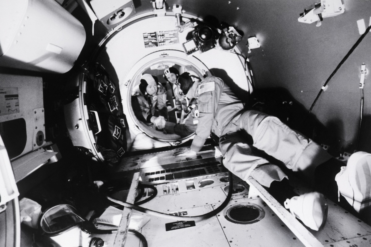 Il cosmonauta Alexei Leonov, a sinistra, stringe la mano all’astronauta Thomas Stafford