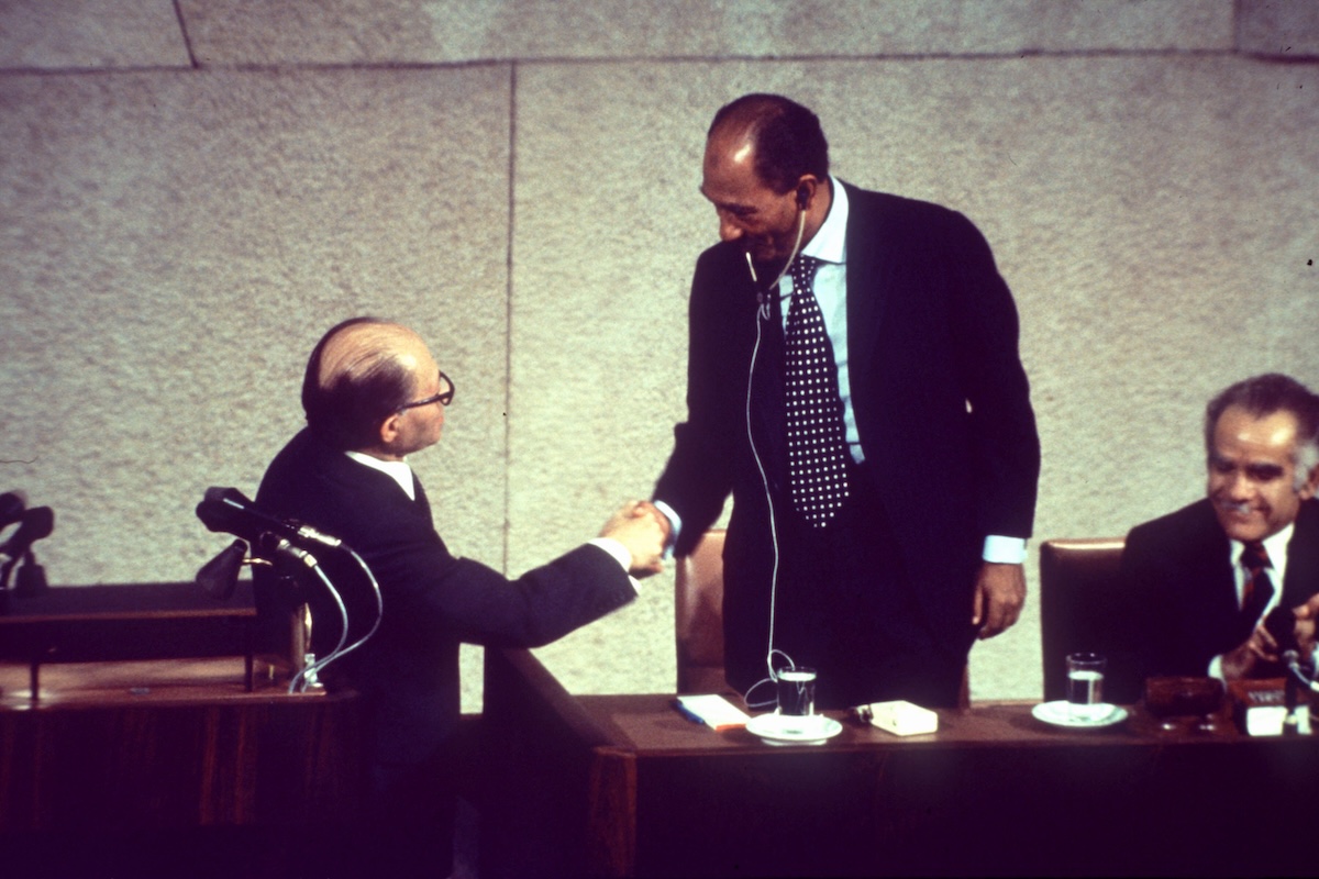 Menachem Begin e Anwar Sadat si stringono la mano