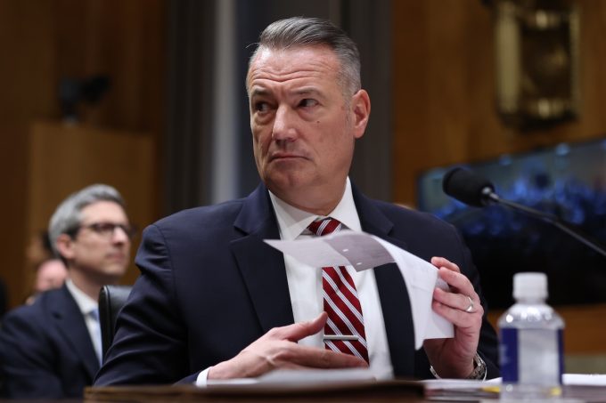 Il direttore dell’ICE Todd Lyons lascerà l’incarico alla fine di maggio