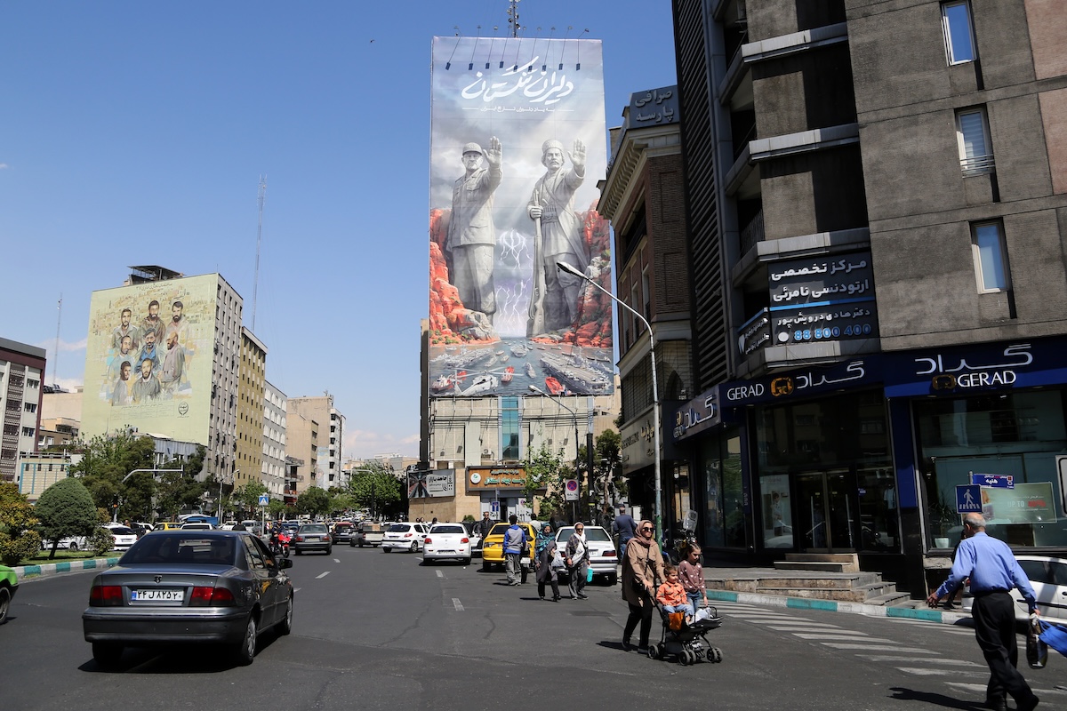 Un grande manifesto di propaganda iraniana a Teheran: mostra due leader militari iraniani, nell'atto di bloccare lo stretto di Hormuz (Anadolu/Getty Images/Fatemeh Bahrami)