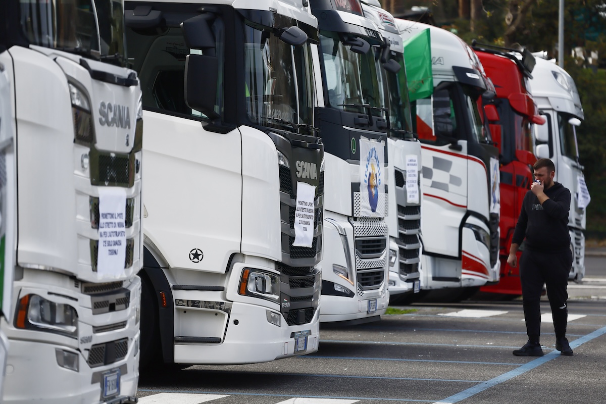 In Sicilia è stata sospesa la protesta degli autotrasportatori per i rincari del carburante, ma non quella dei pescherecci