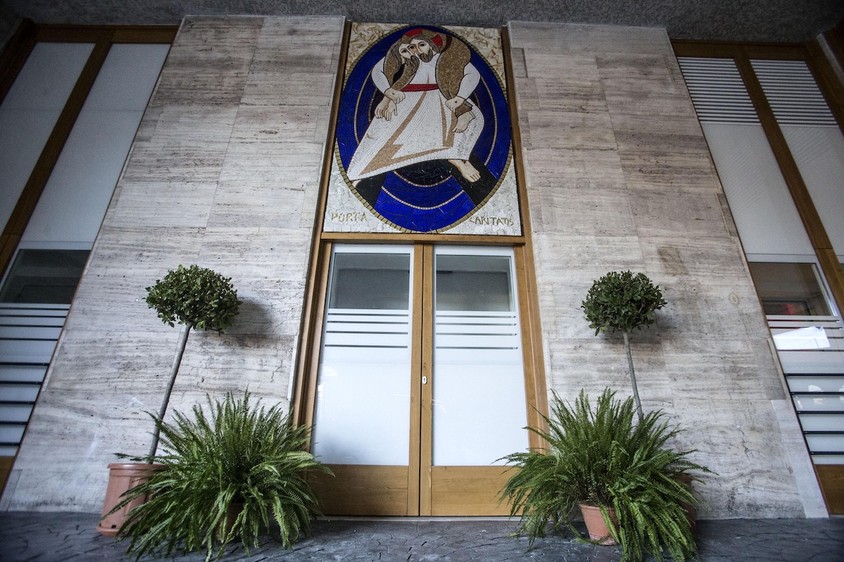 Porta santa della carità a Roma