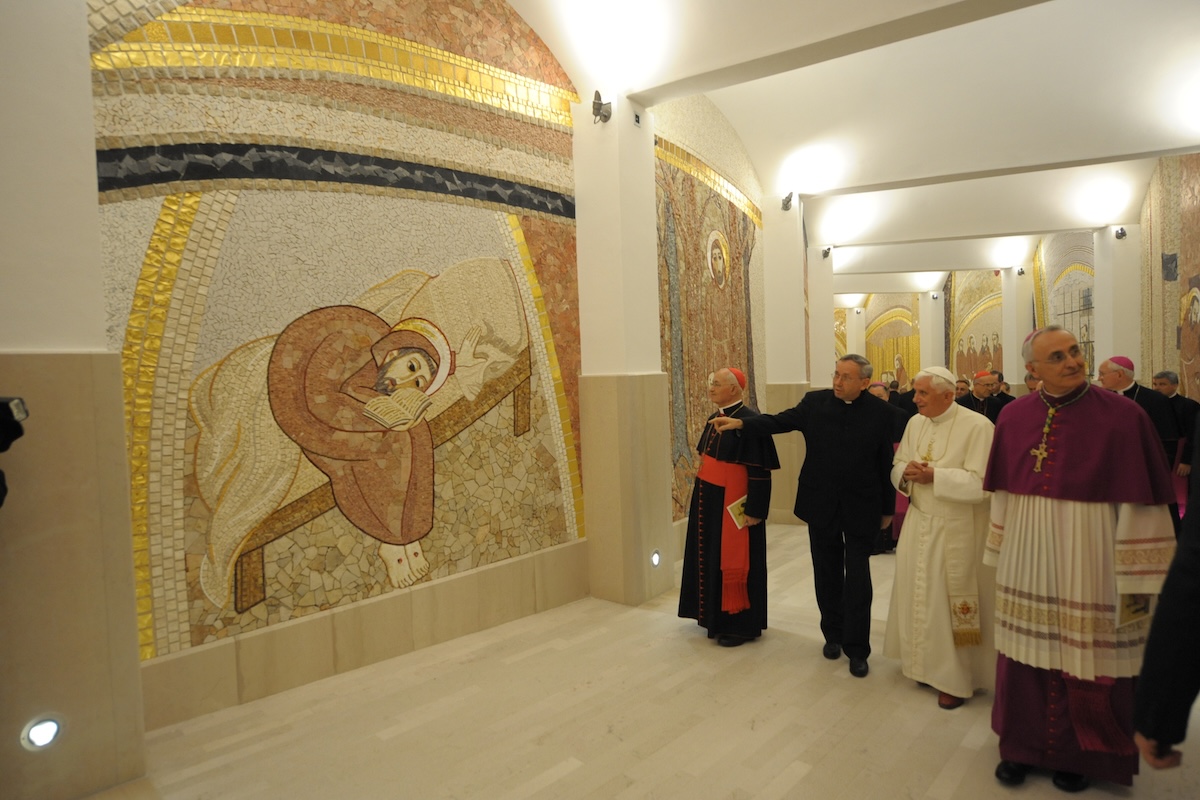 Rupnik mostra uno dei suoi mosaici a papa Benedetto XVI