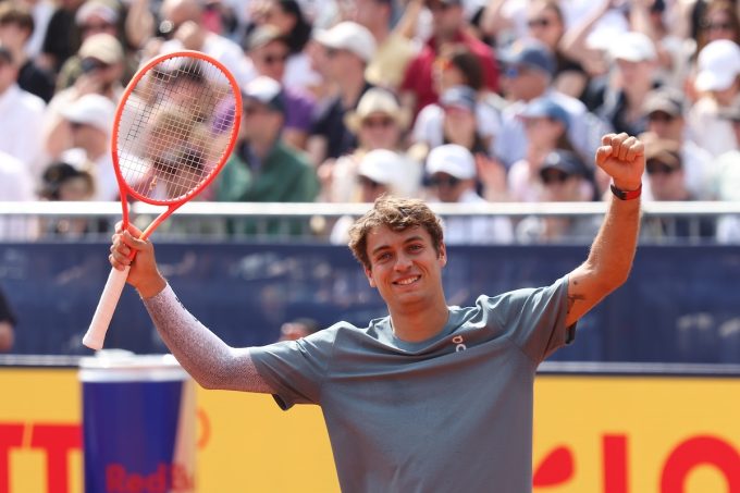 Il tennista italiano Flavio Cobolli è in finale al torneo di Monaco, dopo aver battuto il numero 3 del mondo Alexander Zverev