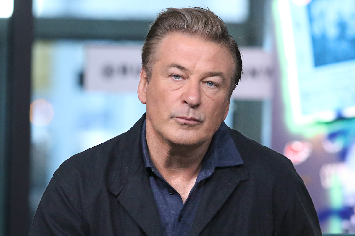 È stata autorizzata una causa civile contro Alec Baldwin, per la morte della direttrice della fotografia a cui aveva sparato nel 2021