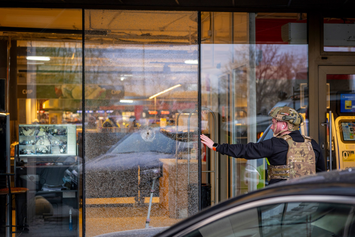 Il capo della polizia ucraina si è dimesso per un video che mostra due agenti scappare da un uomo che spara per strada a Kiev